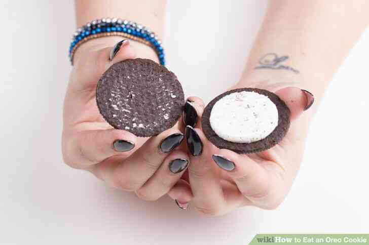 Image intitulée Manger un Biscuit Oreo Étape 3
